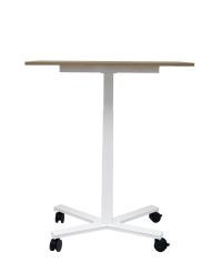 Mesa Griego regulable color roble, estructura blanca y ruedas.