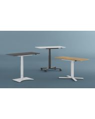 Mesa Griego regulable color roble, estructura blanca y ruedas.