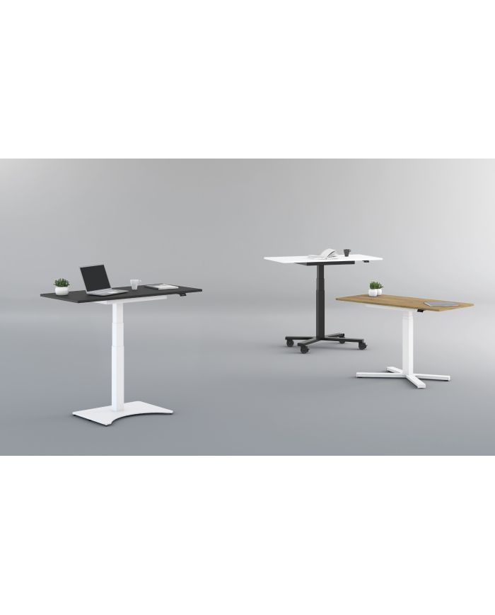 Mesa Griego regulable color roble, estructura blanca y ruedas.