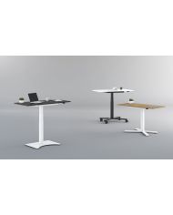 Mesa Griego regulable color roble, estructura blanca y ruedas.