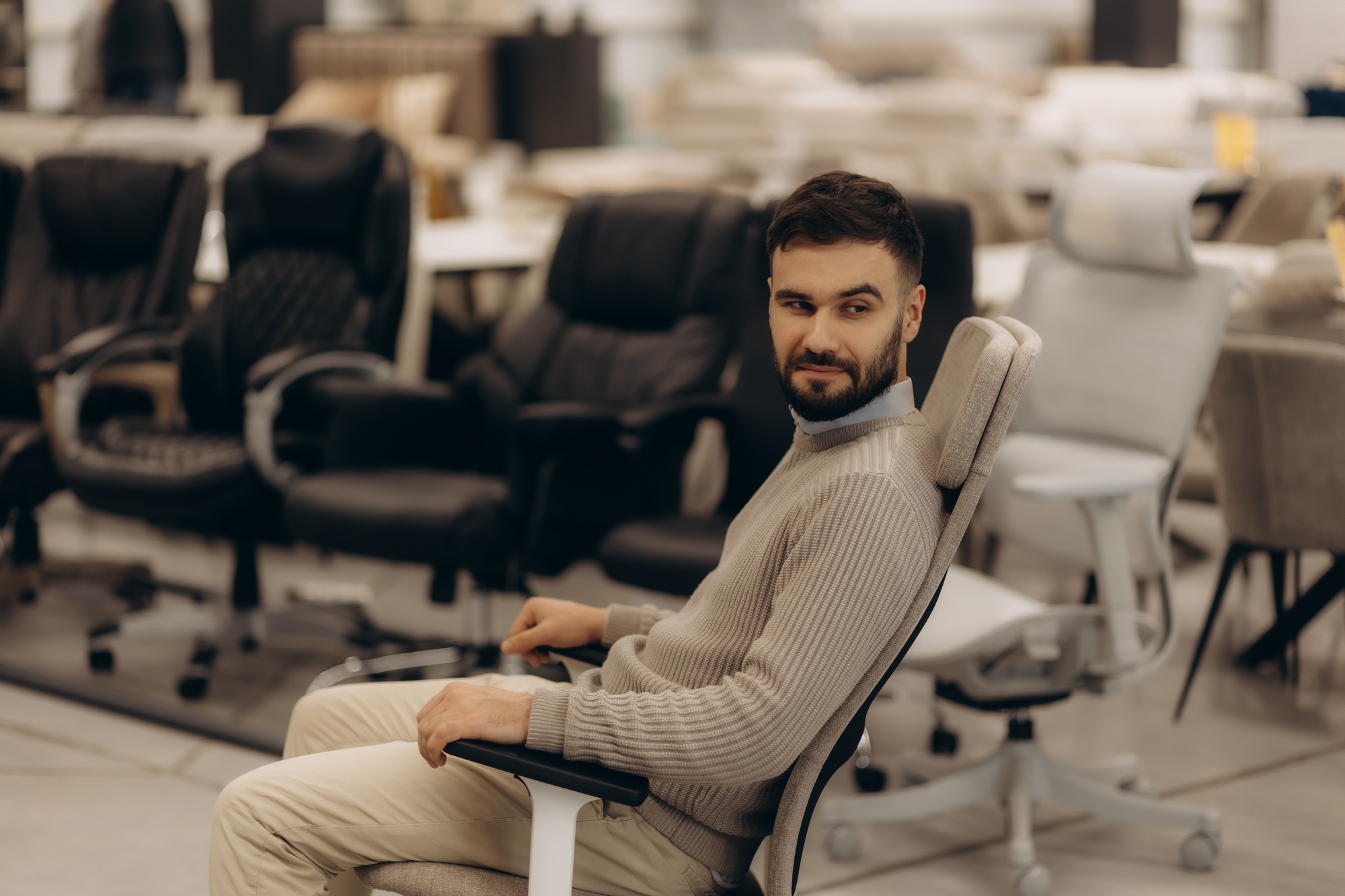 Anatomía de los materiales: Espumas y rellenos en sillas ergonómicas premium