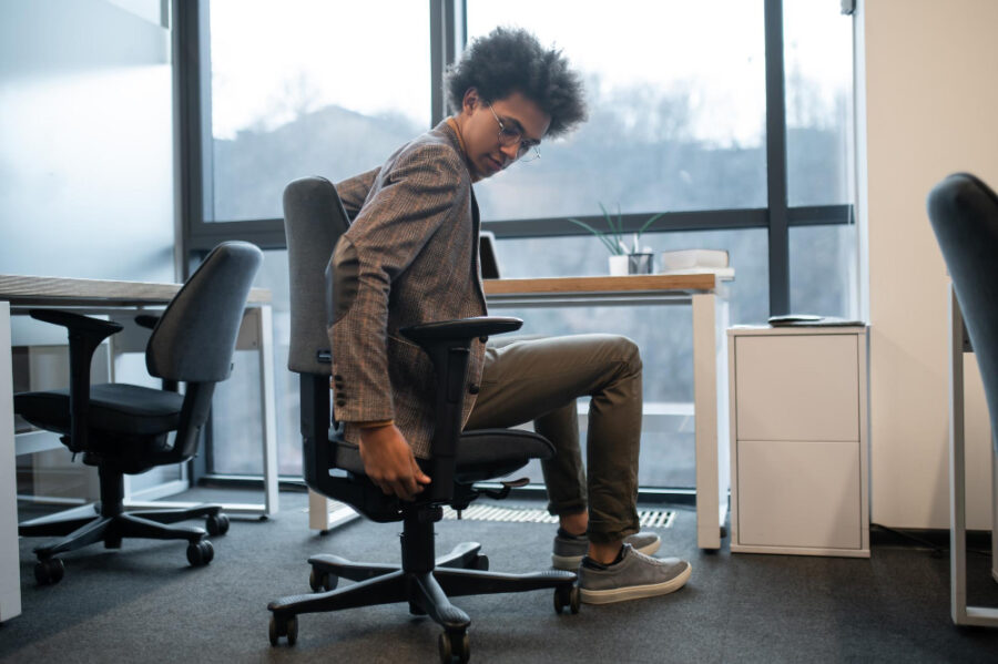 Cómo Ajustar tu Silla Ergonómica en 6 Pasos para Máximo Confort